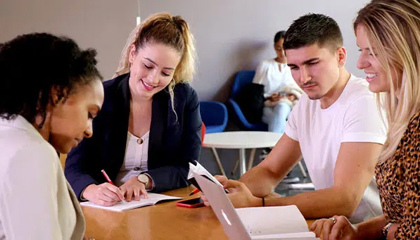 BBA-Management-et-Gestion-des-Entreprises-iescci.jpg